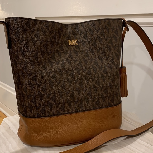 Michael Kors Handbags - Michael Kors Willie Signature Jet Set Travel Bucket Tassel Crossbody EUC